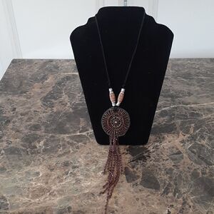 ‎Beautiful handmade bead pendant on adjustable leather rope.